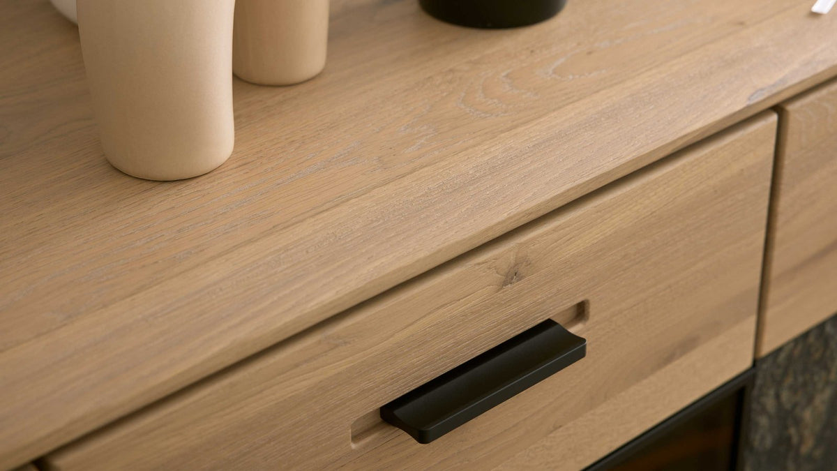 Interliving Wohnwand Serie 2029 mit Vitrine, Lowboard und Wandregal in Wildeiche