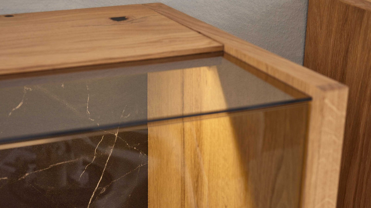 Interliving Highboard-Vitrine Serie 2027 in Asteiche mit Schwarzglas