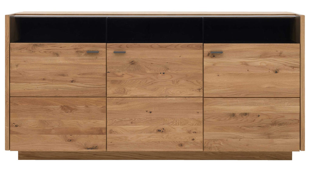 Interliving Sideboard Serie 2027 mit drei Türen in Asteiche und Schwarzglas