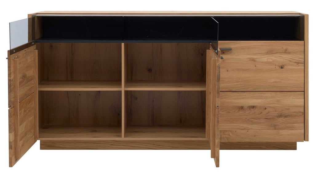 Interliving Sideboard Serie 2027 mit drei Türen in Asteiche und Schwarzglas