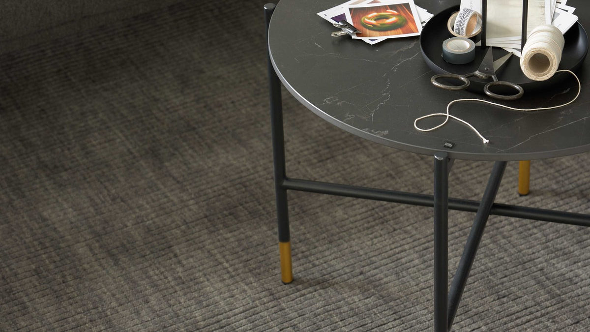 Runder Couchtisch in schwarzer Marmoroptik