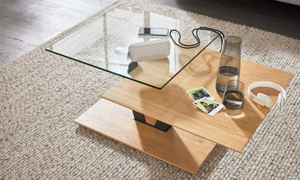 Couchtisch mit Eichefurnier und Glasplatte