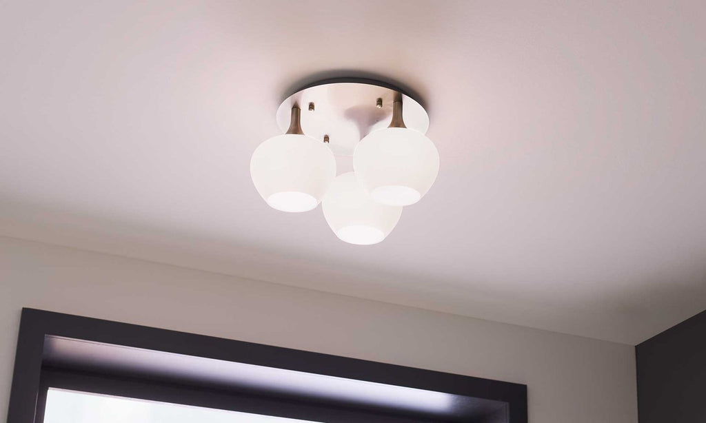 Deckenlampe mit drei kugelförmigen Mattglasschirmen und nickelfarbenem Baldachin