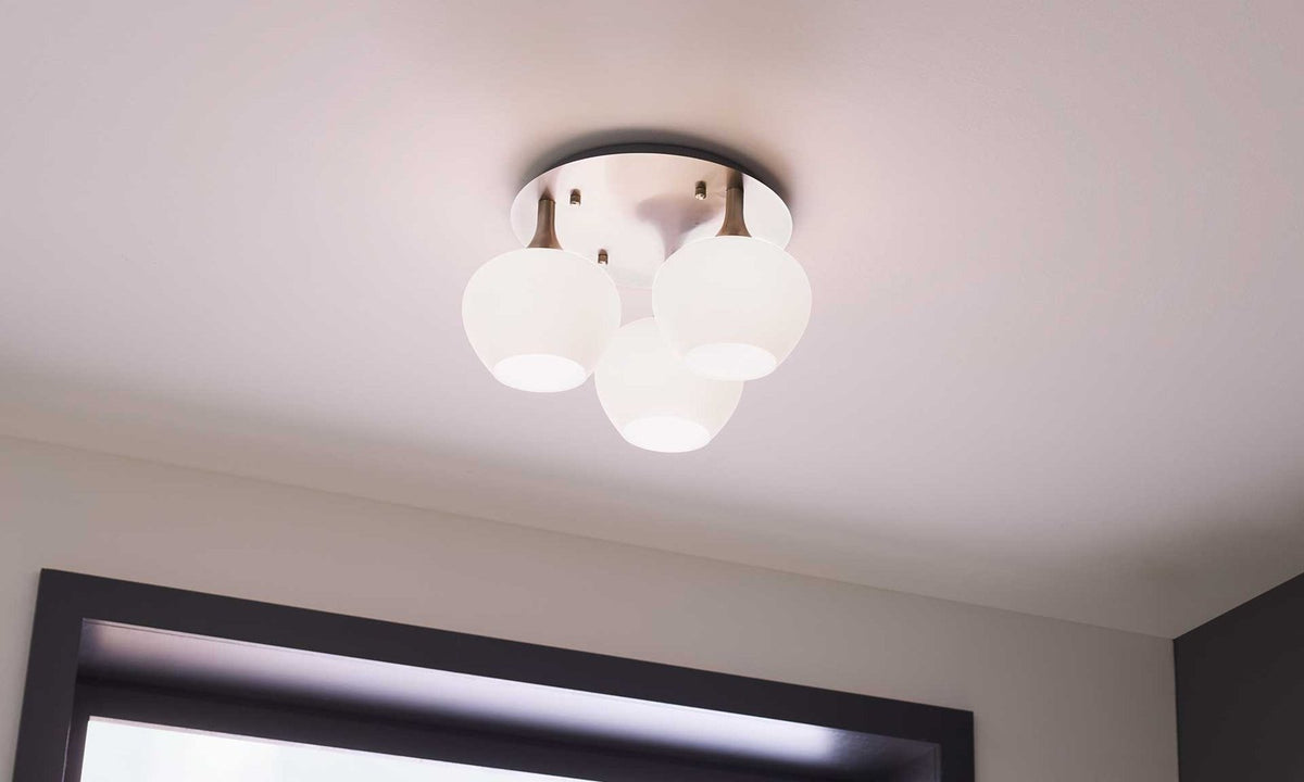 Deckenlampe mit drei kugelförmigen Mattglasschirmen und nickelfarbenem Baldachin