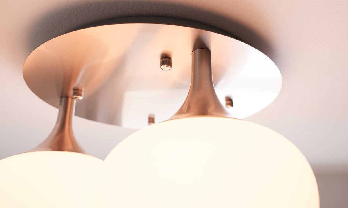Deckenlampe mit drei kugelförmigen Mattglasschirmen und nickelfarbenem Baldachin