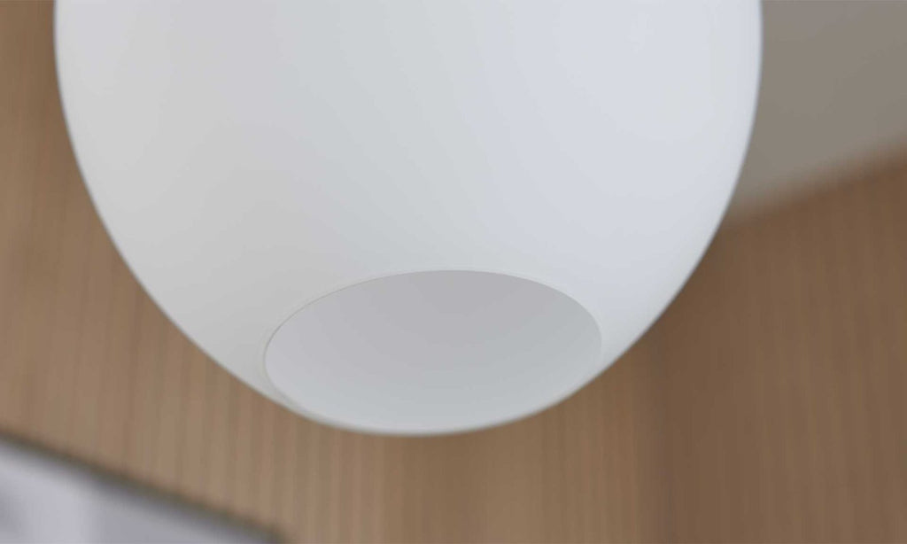 Deckenlampe mit drei kugelförmigen Mattglasschirmen und nickelfarbenem Baldachin