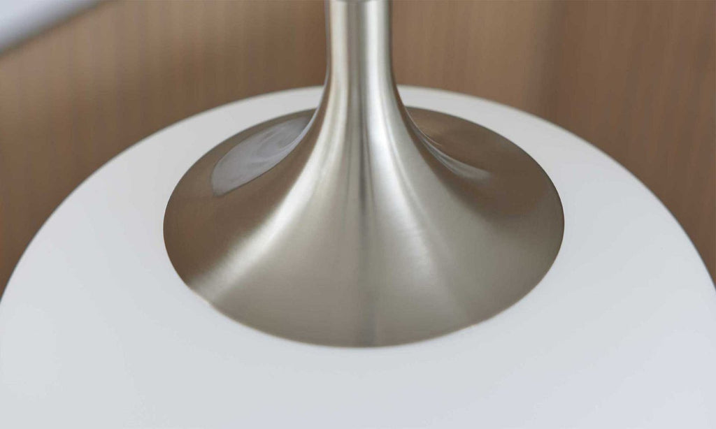 Tischlampe mit Mattglas und nickelfarbenem Metall