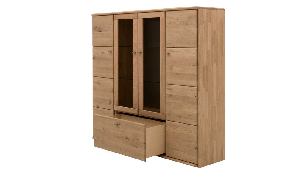 Interliving Highboard Serie 2028 mit zwei Vitrinenfächern in Wildeiche