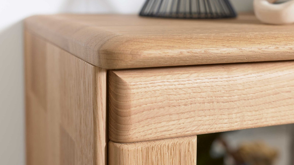 Interliving Highboard Serie 2028 mit zwei Vitrinenfächern in Wildeiche
