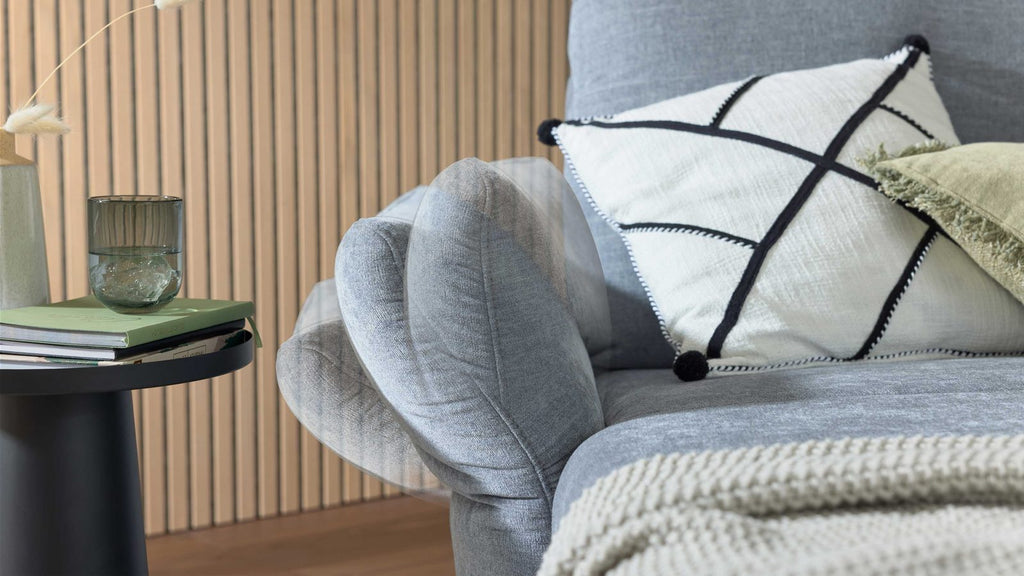 Interliving Serie 4400 – Love Seat Chaiselounge Stoff Hellgrau
