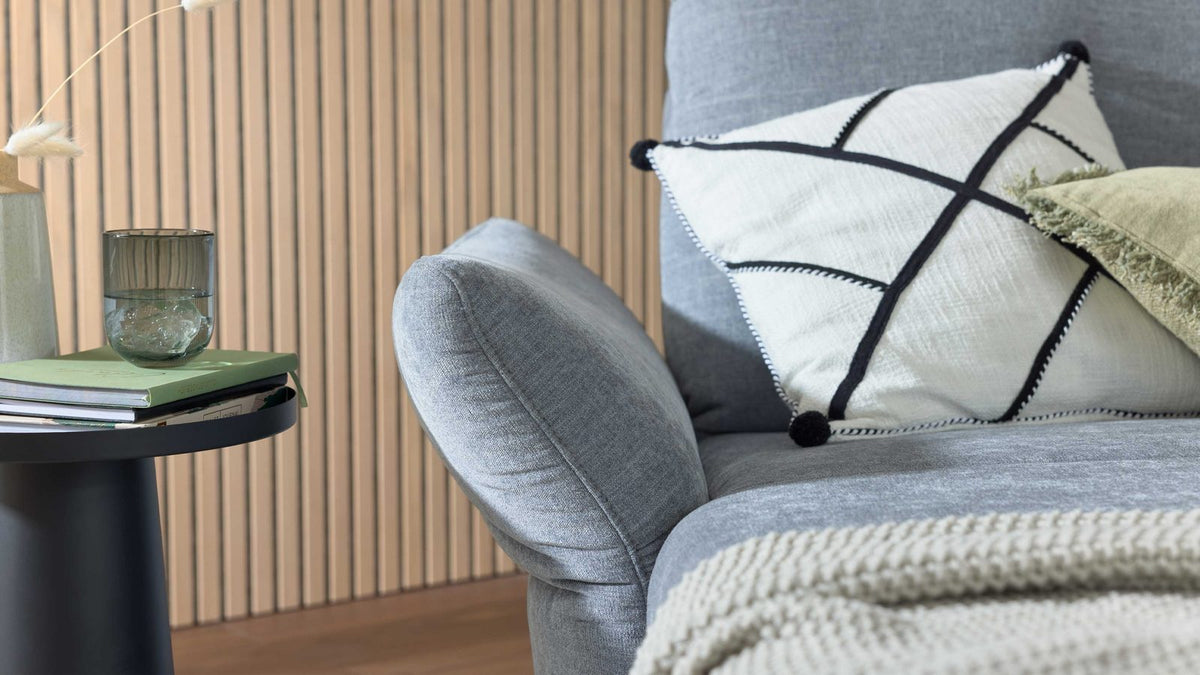 Interliving Serie 4400 – Love Seat Chaiselounge Stoff Hellgrau