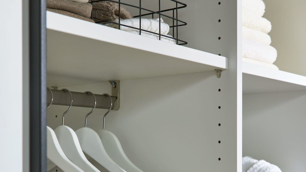 Schwebetürenschrank Weiß Wohnbeispiel