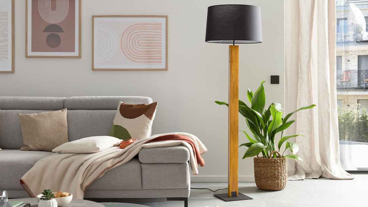Stehleuchte mit Holzfuß, dunkelgrauem Stoffschirm und integrierter LED-Leiste