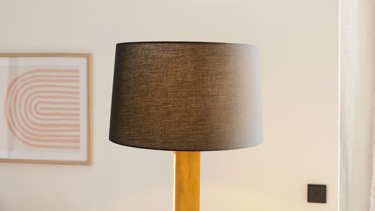 Stehleuchte mit Holzfuß, dunkelgrauem Stoffschirm und integrierter LED-Leiste