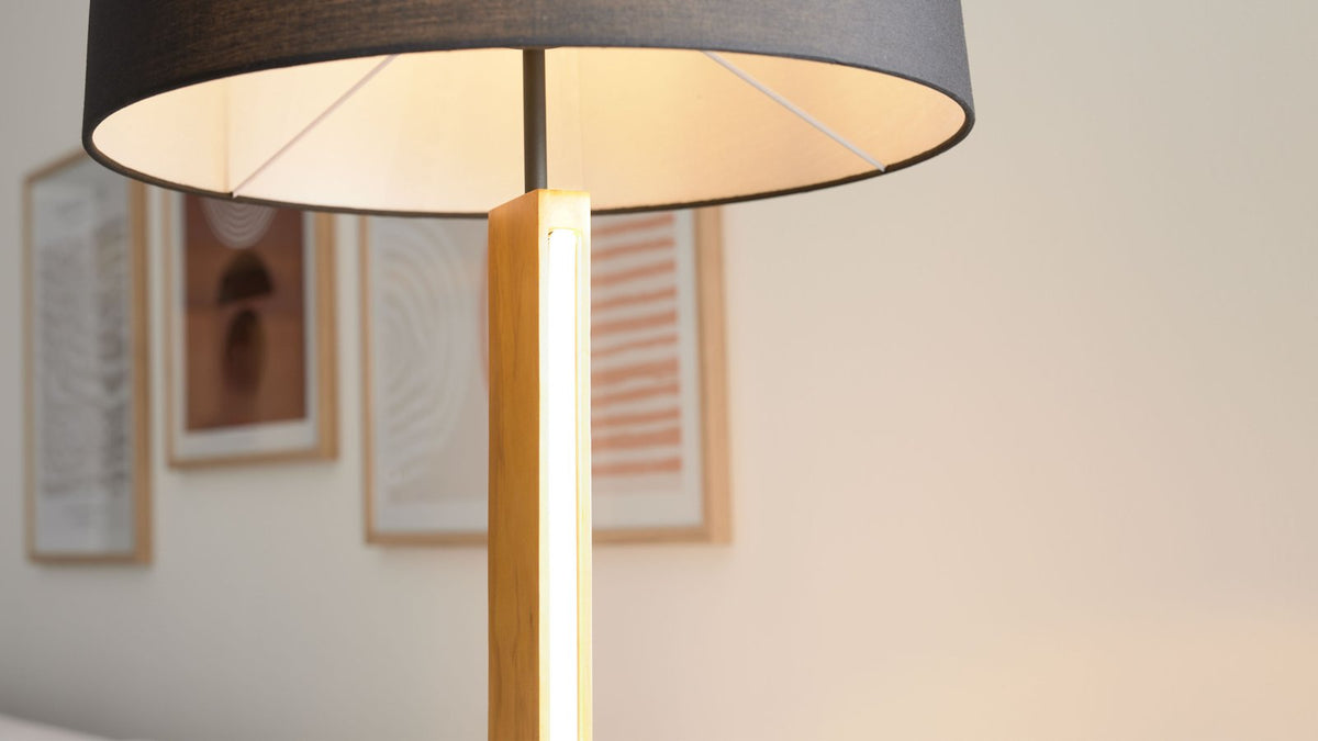 Stehleuchte mit Holzfuß, dunkelgrauem Stoffschirm und integrierter LED-Leiste