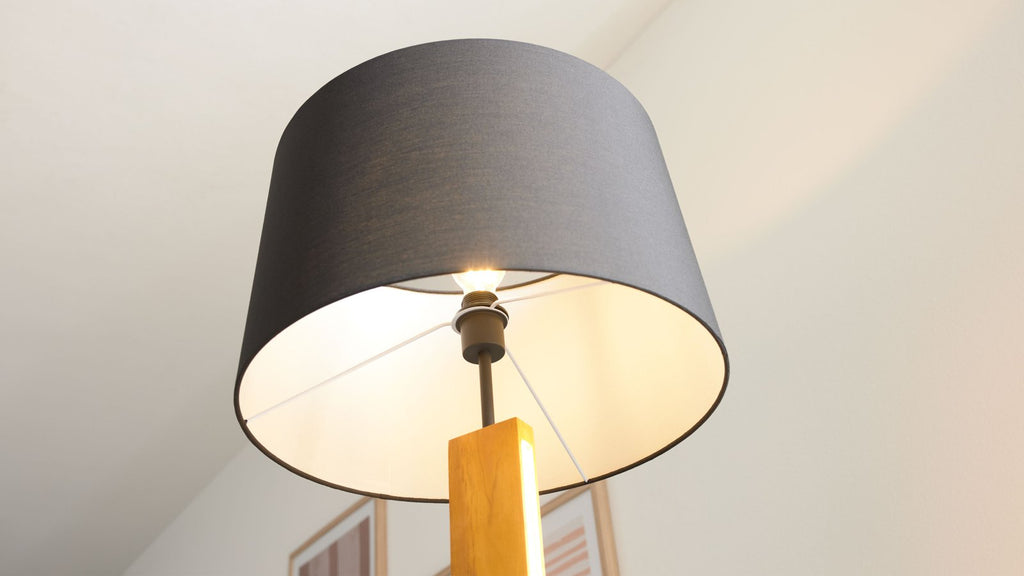 Stehleuchte mit Holzfuß, dunkelgrauem Stoffschirm und integrierter LED-Leiste