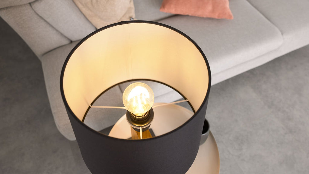 Tischleuchte mit Holzfuß, dunkelgrauem Stoffschirm und integrierter LED-Leiste