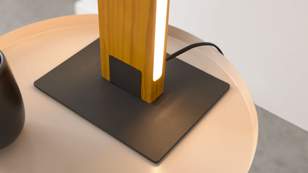 Tischleuchte mit Holzfuß, dunkelgrauem Stoffschirm und integrierter LED-Leiste