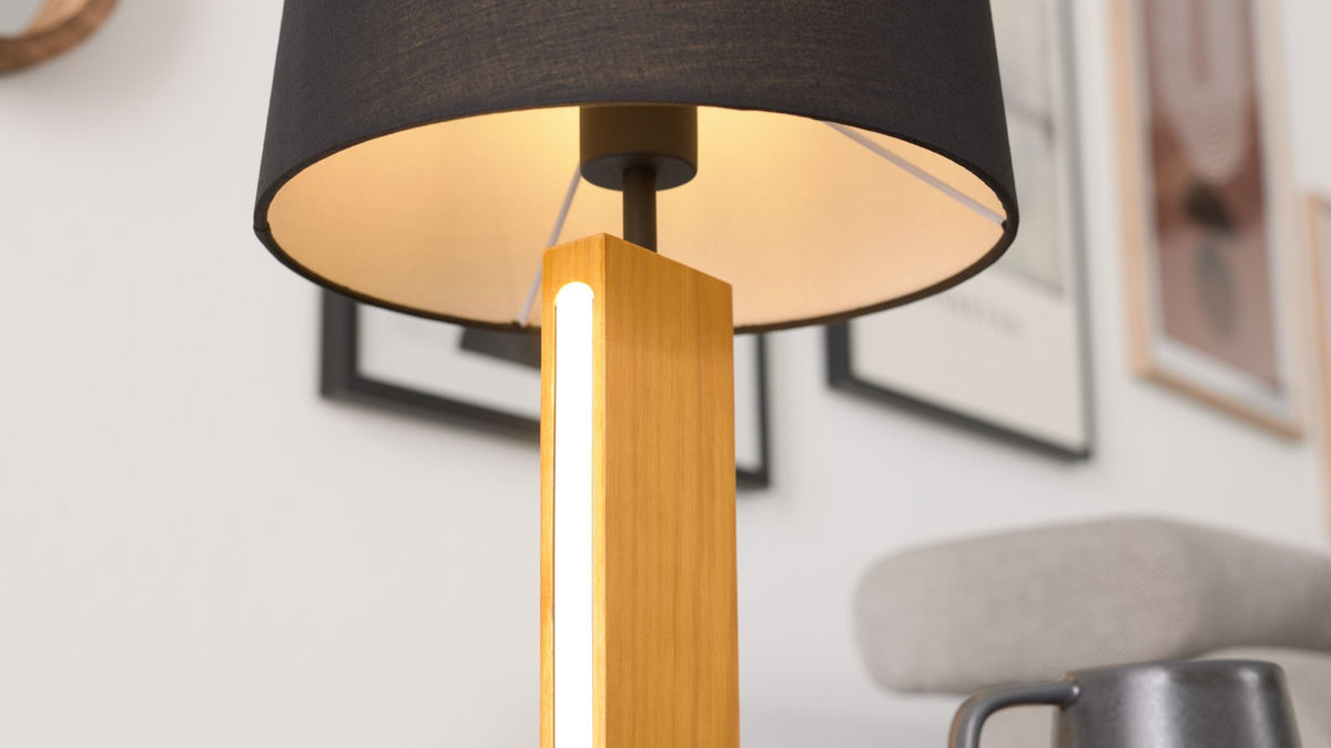 Tischleuchte mit Holzfuß, dunkelgrauem Stoffschirm und integrierter LED-Leiste