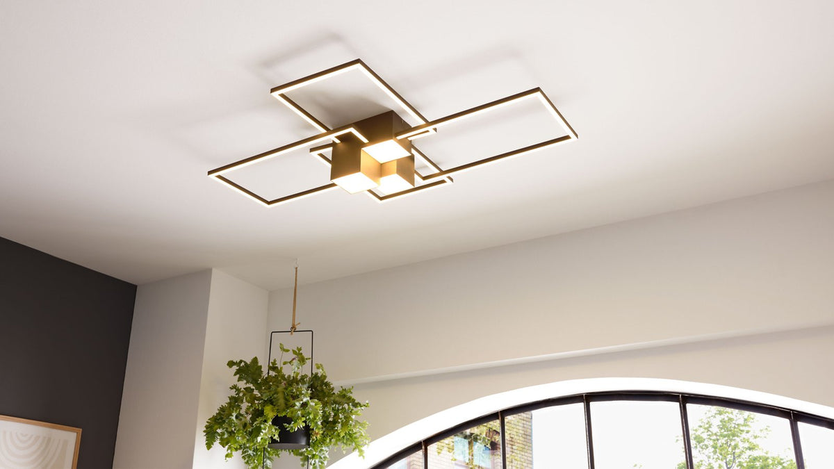 Deckenleuchte mit schwarzem Metallrahmen in geometrischem Design und integrierten LED-Elementen