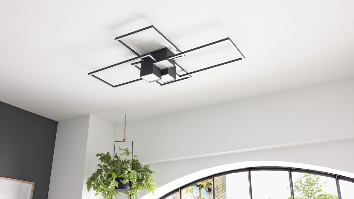 Deckenleuchte mit schwarzem Metallrahmen in geometrischem Design und integrierten LED-Elementen