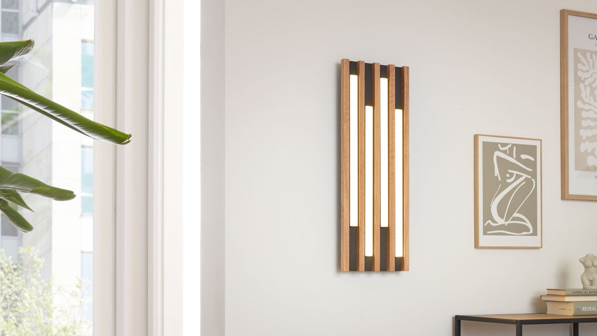 Wandleuchte mit senkrechten Holzleisten und integrierter LED-Beleuchtung