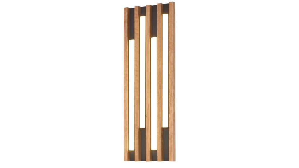Wandleuchte mit senkrechten Holzleisten und integrierter LED-Beleuchtung
