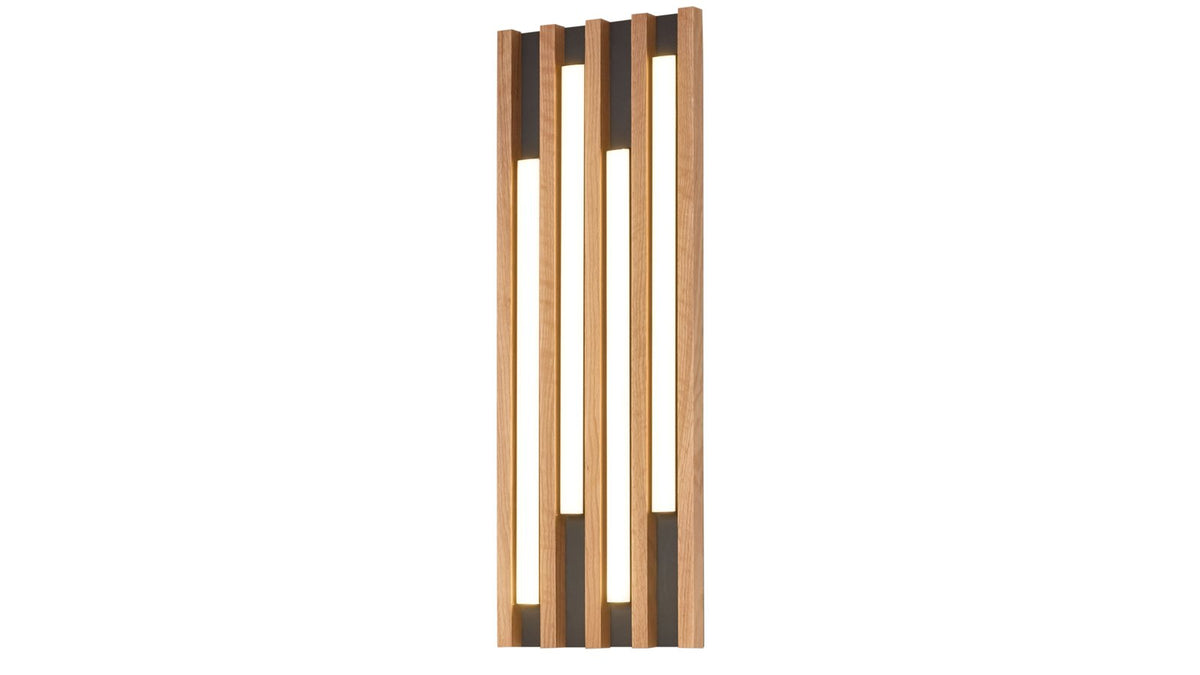 Wandleuchte mit senkrechten Holzleisten und integrierter LED-Beleuchtung