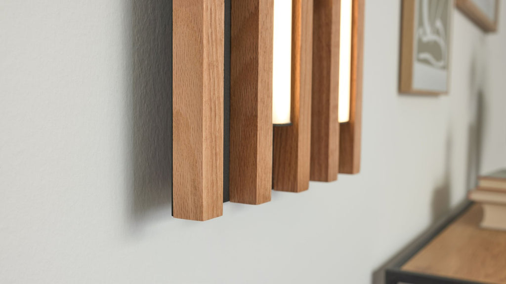Wandleuchte mit senkrechten Holzleisten und integrierter LED-Beleuchtung