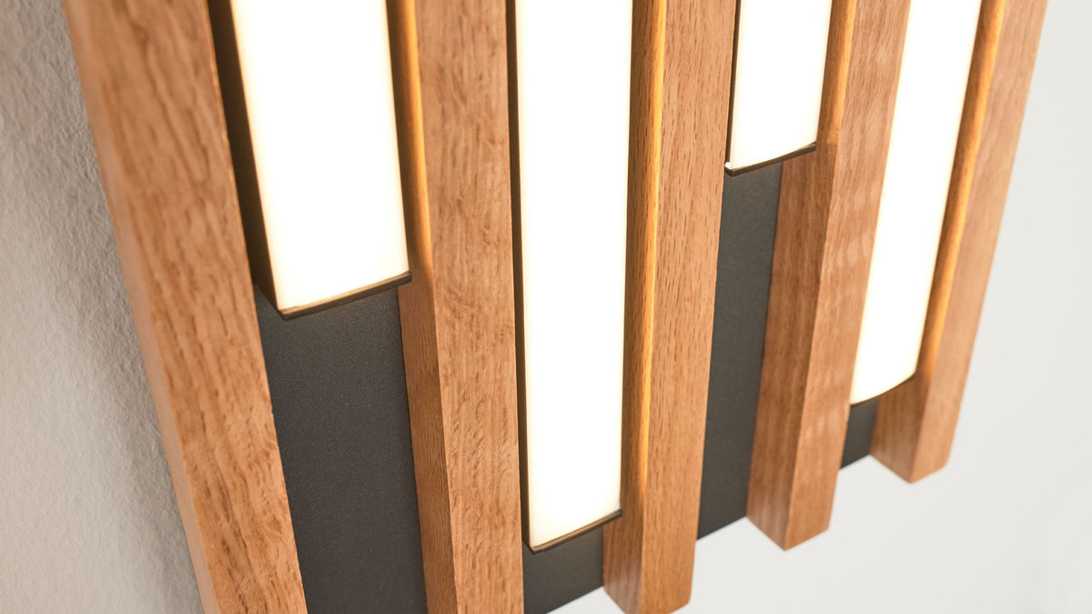 Wandleuchte mit senkrechten Holzleisten und integrierter LED-Beleuchtung