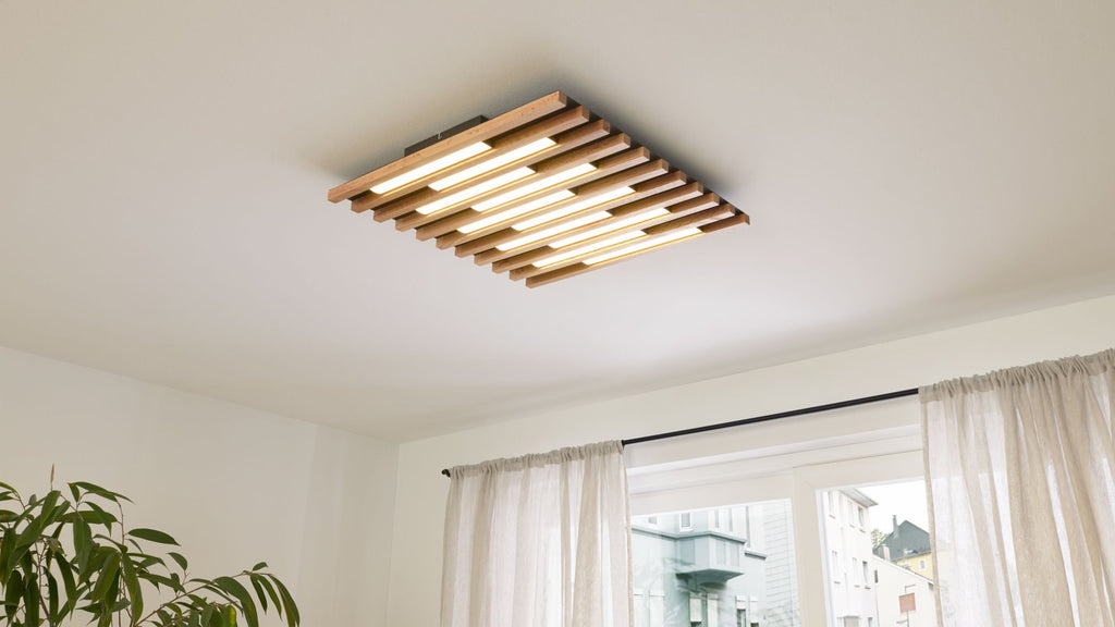 Deckenleuchte mit Holzlamellen und integrierter LED-Beleuchtung