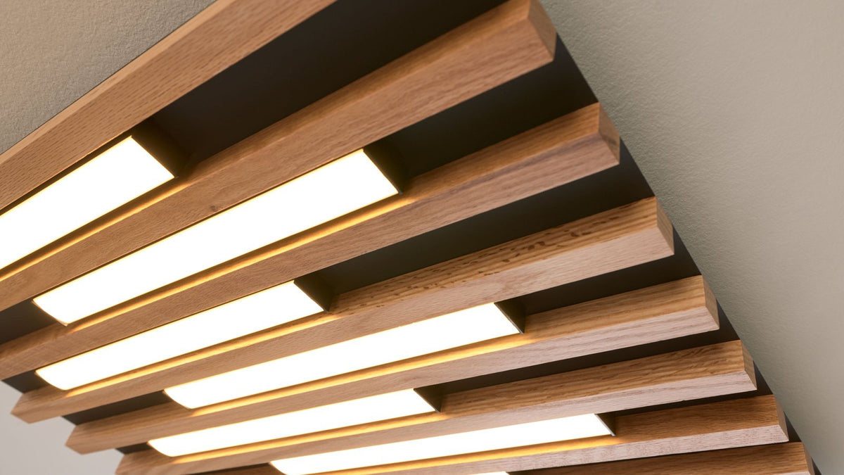 Deckenleuchte mit Holzlamellen und integrierter LED-Beleuchtung