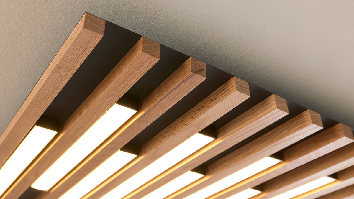 Deckenleuchte mit Holzlamellen und integrierter LED-Beleuchtung