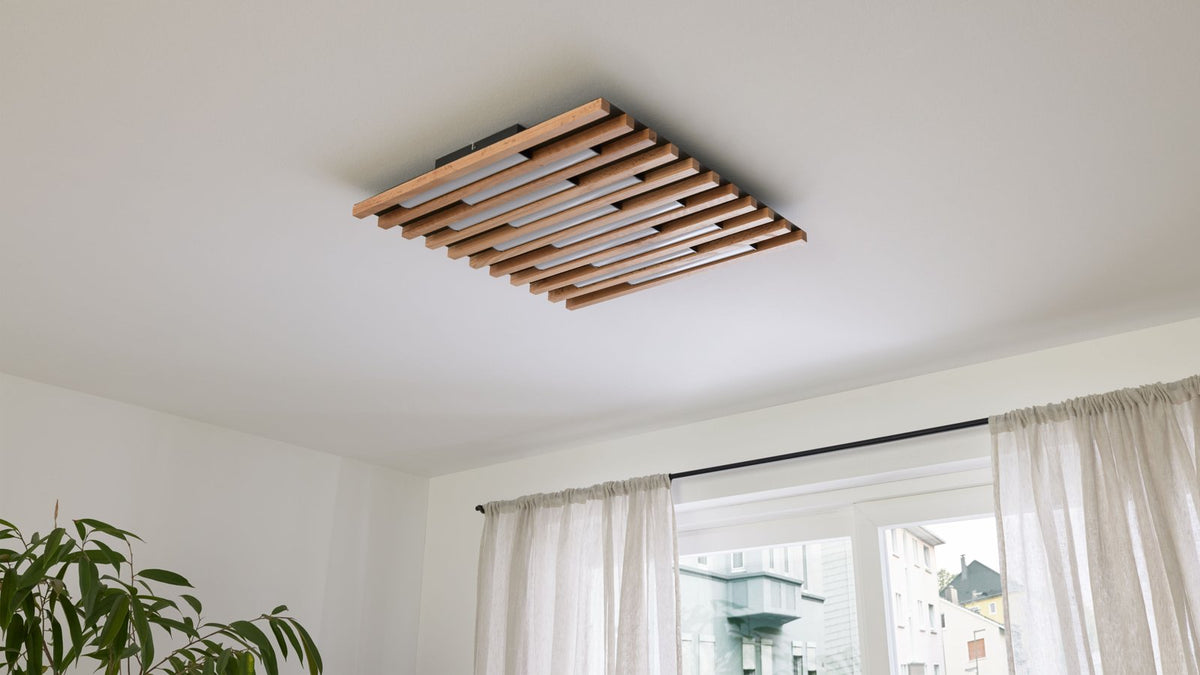 Deckenleuchte mit Holzlamellen und integrierter LED-Beleuchtung