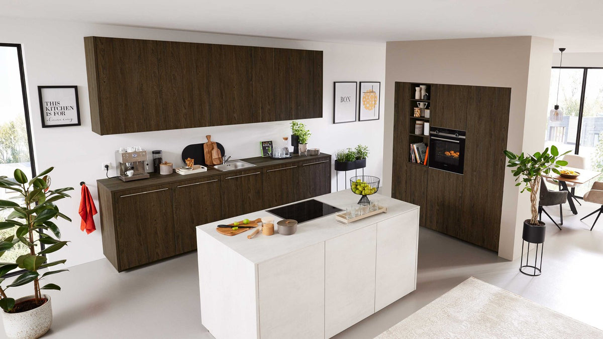 Interliving Küche Serie 3112 – Dunkles Holz mit Betonoptik