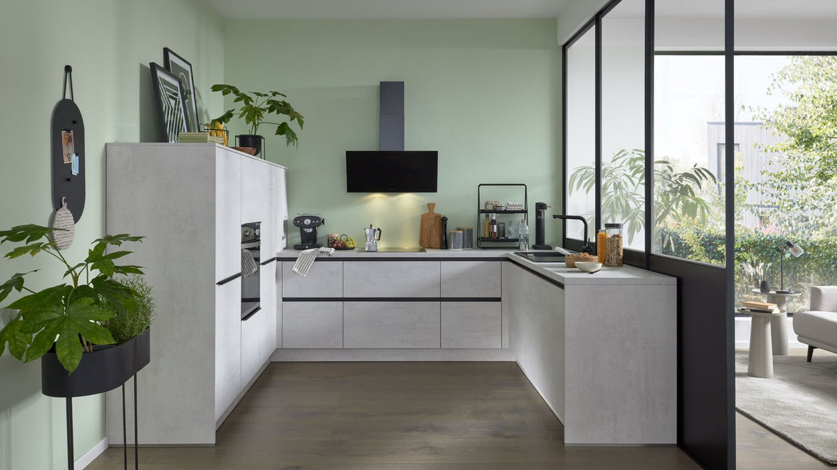 Interliving Küche Serie 3080 – Betonoptik mit Griffleisten