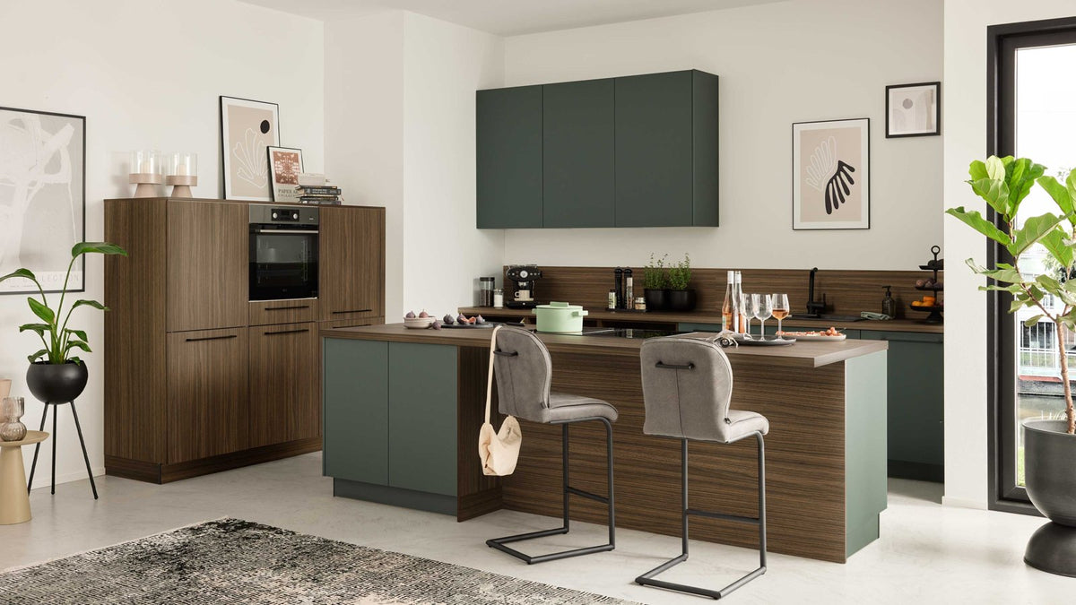 Interliving Küche Serie 3113 – Holzdekor mit grünen Fronten