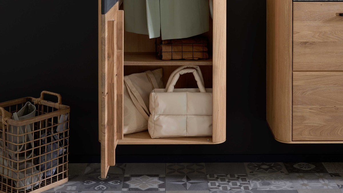 Garderobenmöbel in Wildeiche und Steinfurnier mit Kleiderschrank, Schuhschrank, Spiegel und zwei Wandgaderoben