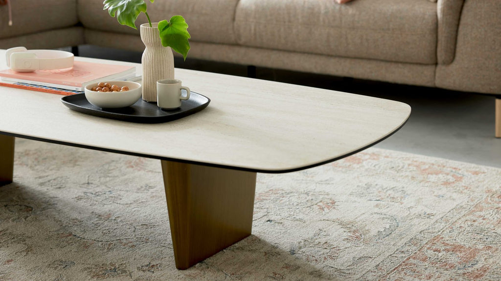 Heller Couchtisch mit V-Gestell