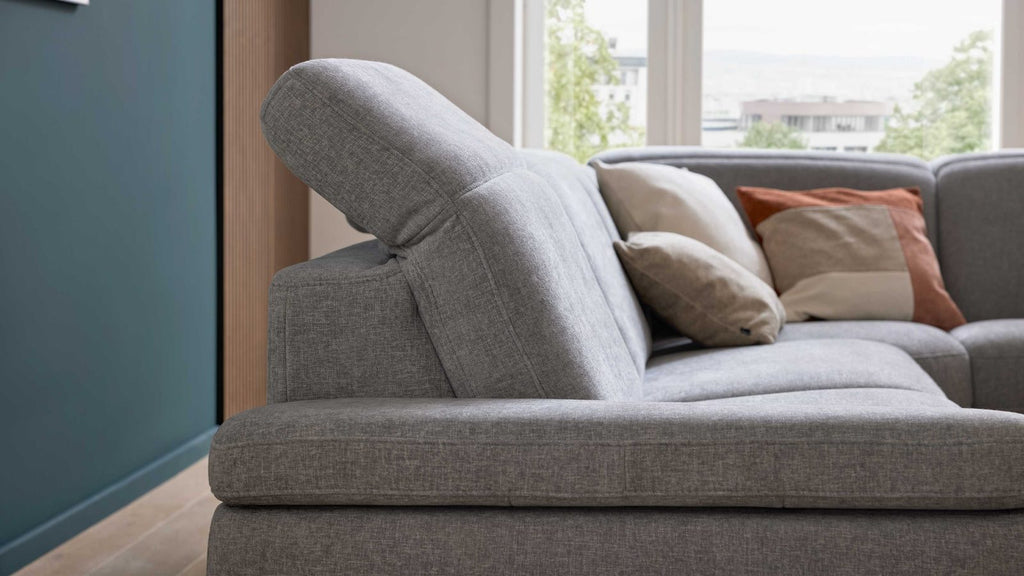 Interliving Serie 4064 – Ecksofa Stoff Hellgrau