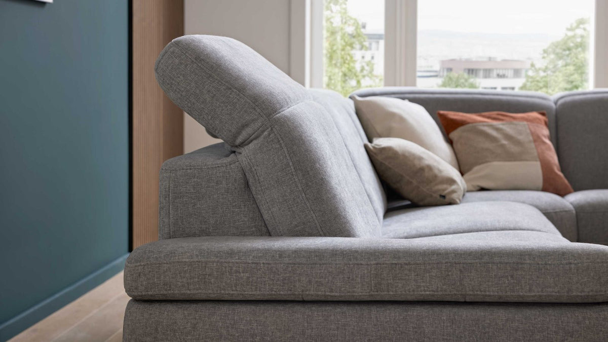 Interliving Serie 4064 – Ecksofa Stoff Hellgrau