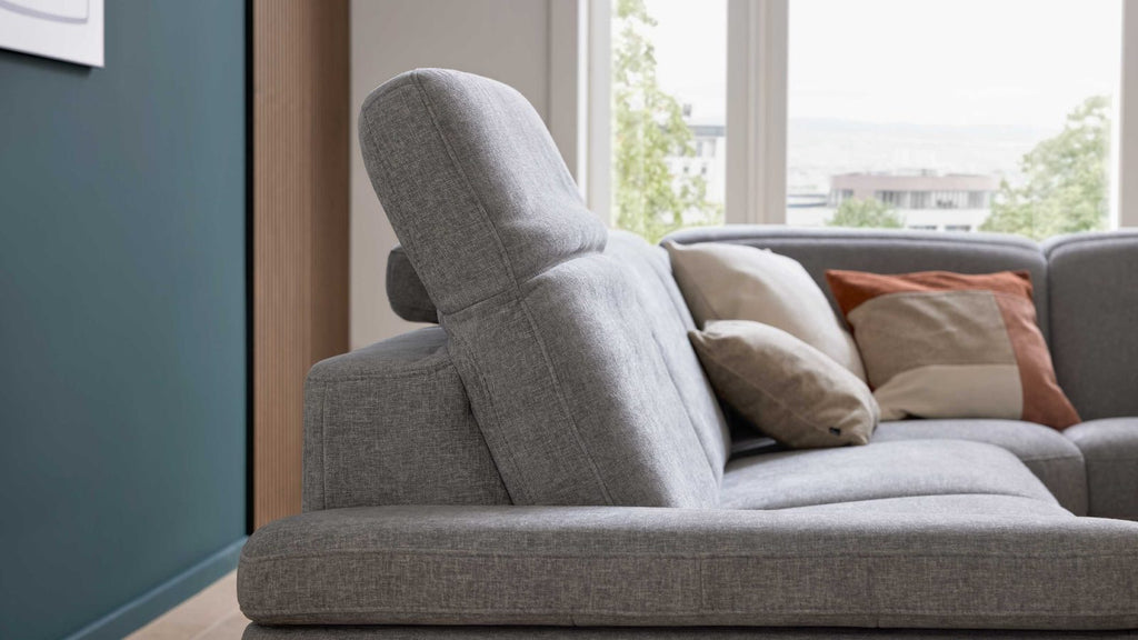 Interliving Serie 4064 – Ecksofa Stoff Hellgrau