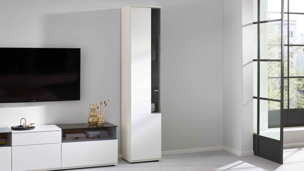Interliving Wohnwand Serie 2031 in Weiß mit TV-Lowboard und Vitrinen