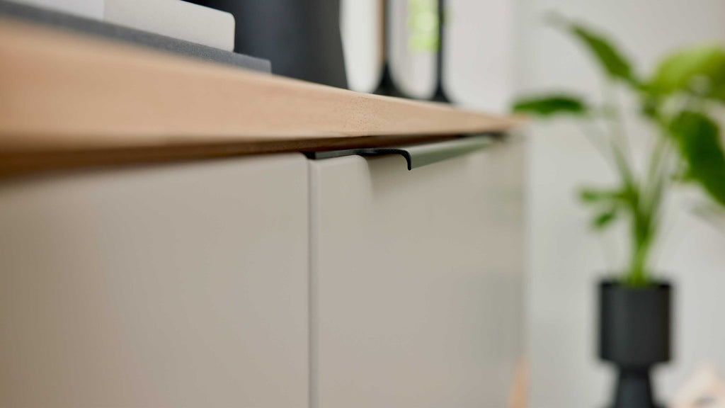 Interliving Highboard Serie 2032 in Grau und Risseiche mit Glaseinsätzen