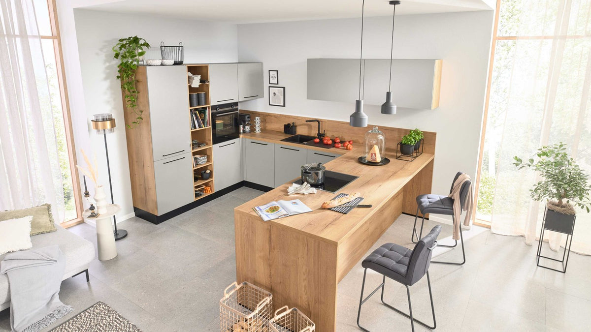 Interliving Küche Serie 3086 – Holzoptik mit grauen Fronten