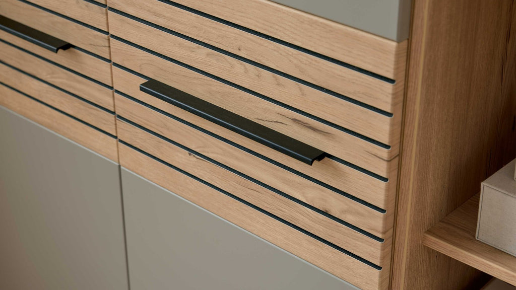 Interliving Wohnwand Serie 2032 in Grau und Risseiche mit Vitrinenschrank