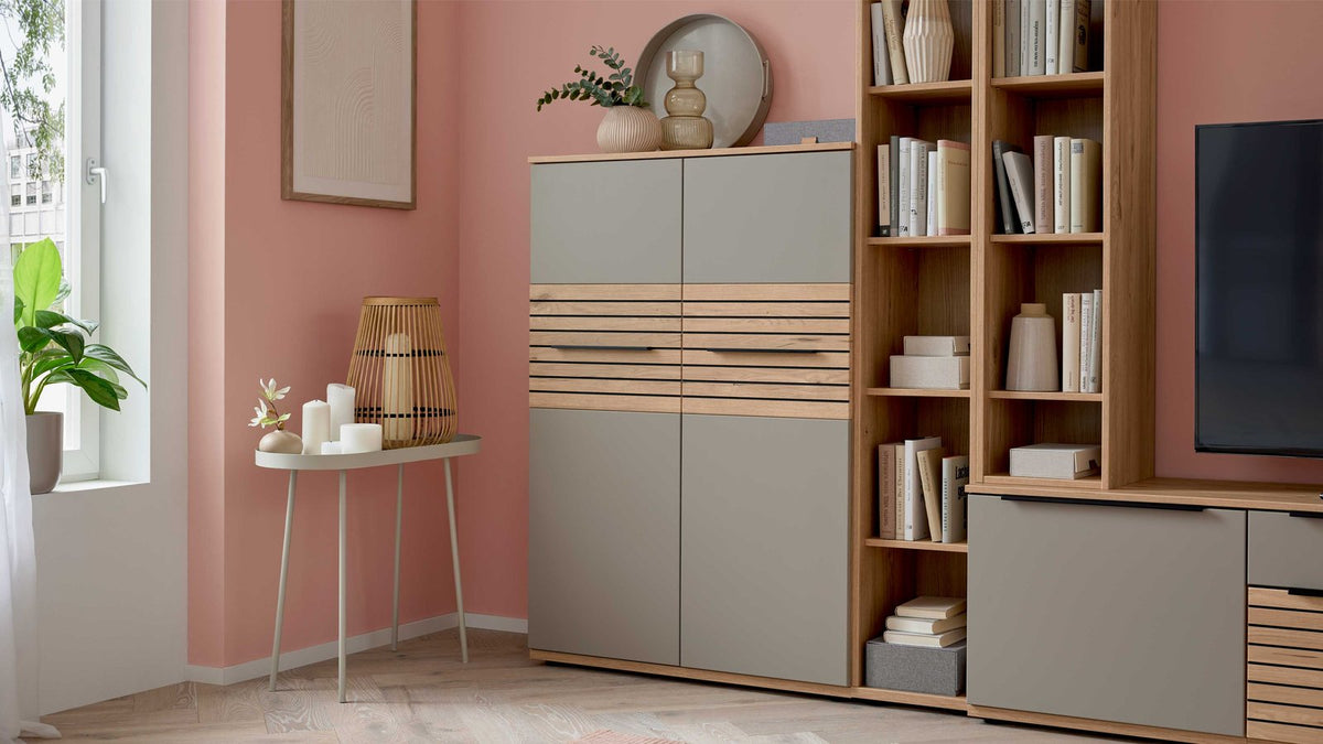 Interliving Wohnwand Serie 2032 in Grau und Risseiche mit Vitrinenschrank