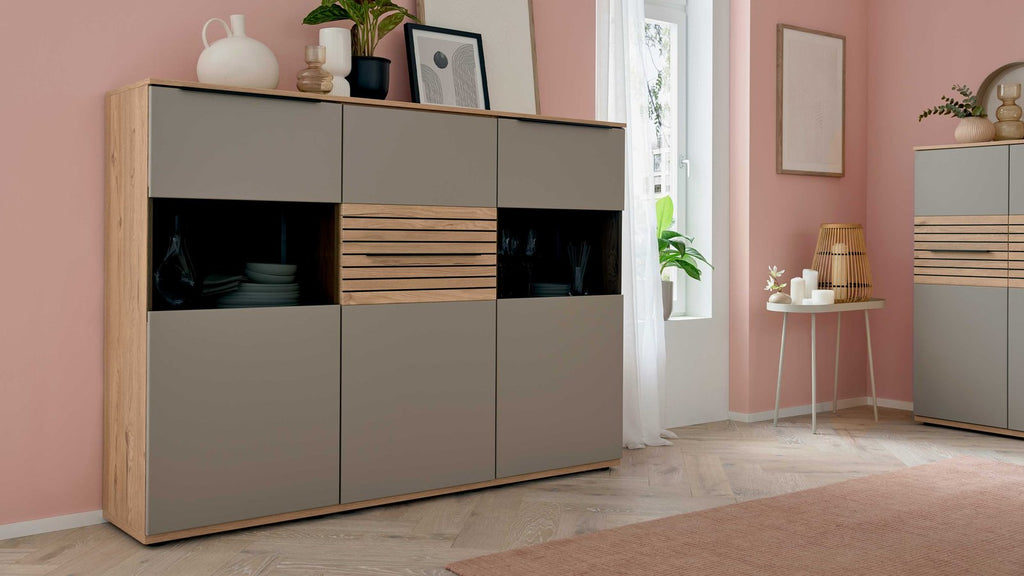 Interliving Highboard mit strukturierter Front
