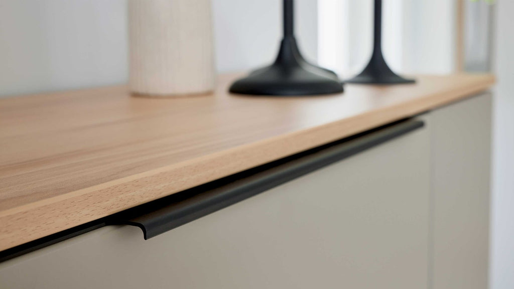 Interliving Highboard Serie 2032 in Grau und Risseiche mit strukturierter Front
