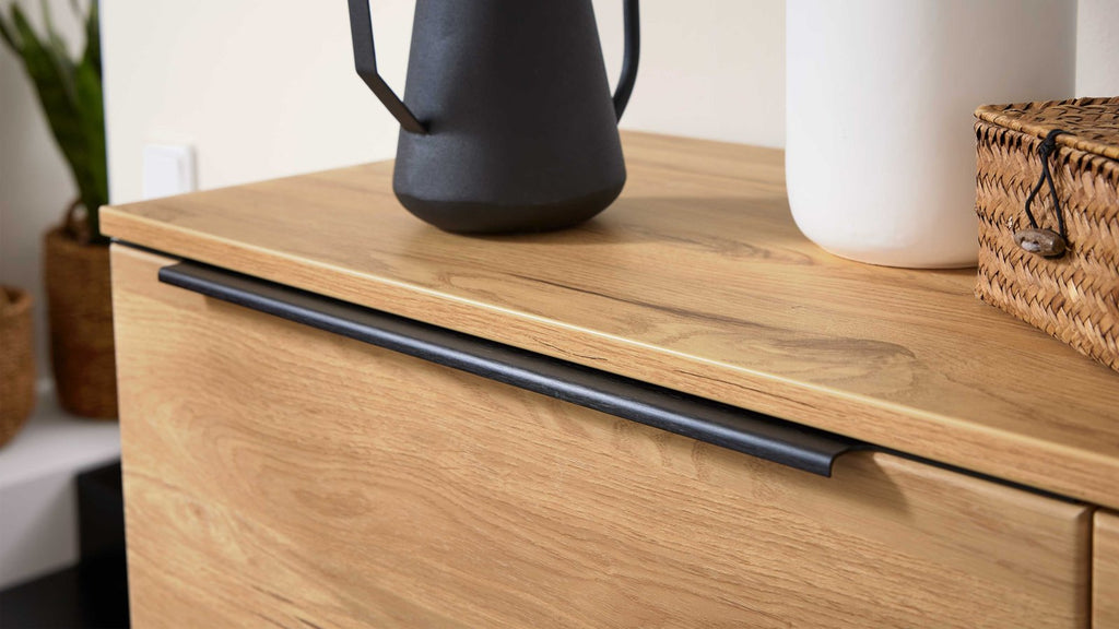 Interliving Highboard Serie 2032 in Risseiche mit Glaseinsätzen und Schubladen